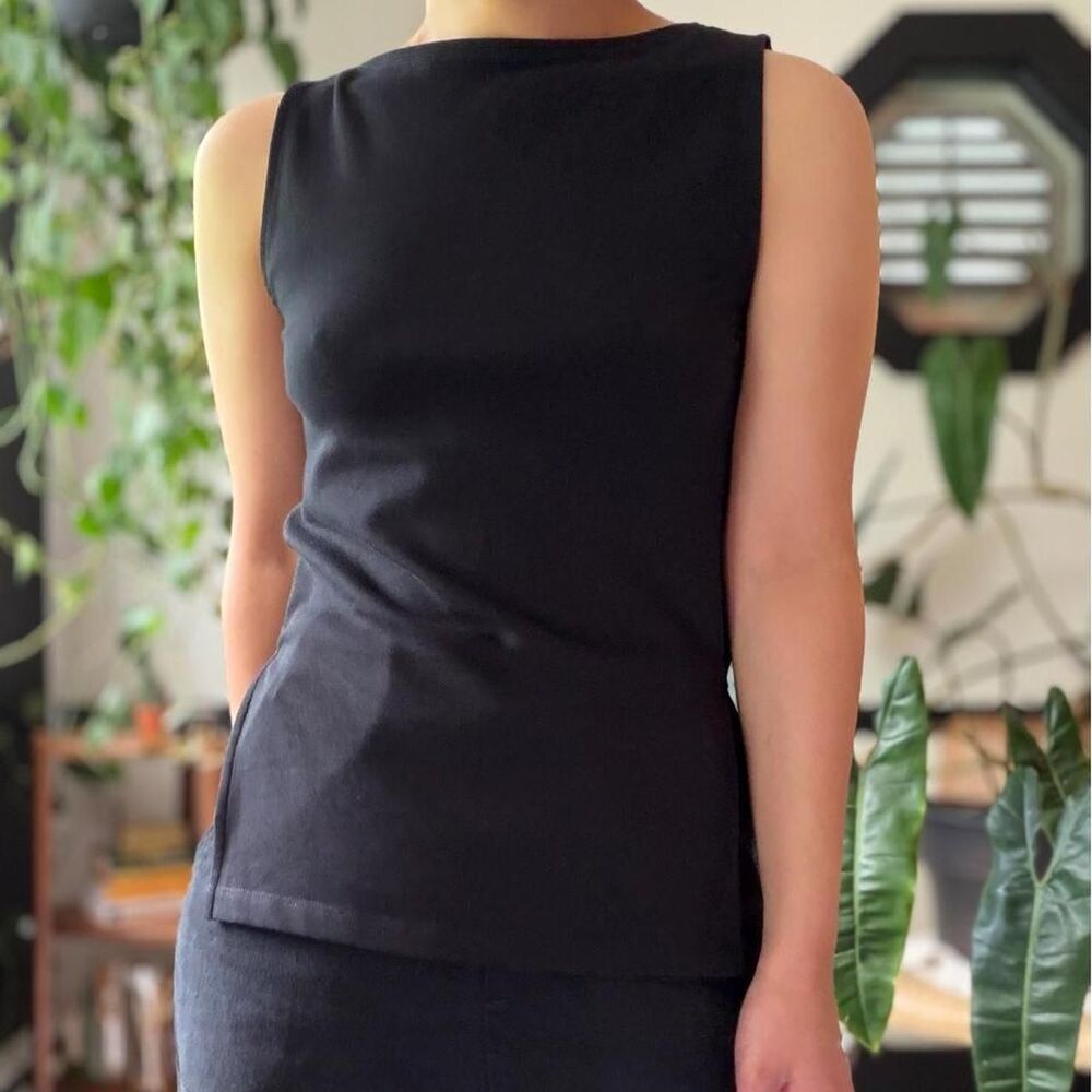 Madewell black split hem sleeveless top
